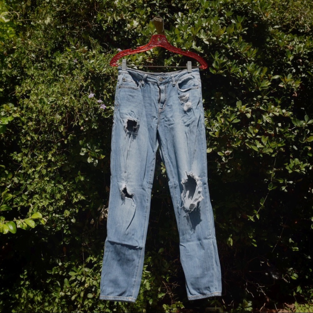 High-waisted ripped jeans